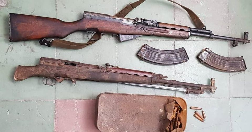 Armëmbajtje pa leje dhe vjedhje në kohën e pandemisë, tre të arrestuar