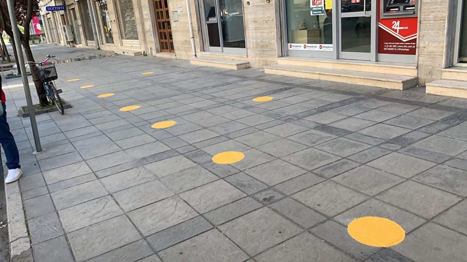 Ruajtja e distancës, bashkia e Durësit shenjëzon rrugët e qytetit