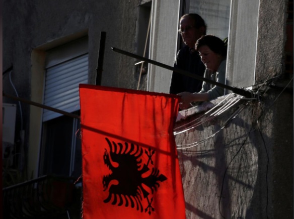 Durrës/ “Reuters”: Vallëzimi në tarracat e pallateve, koncerti në kushtet e karantinës ngre gjendjen shpirtërore në Shqipëri