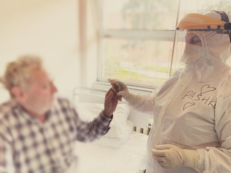 Infermierja e Infektivit iu dhuron vezë të prekurve nga koronavirusi