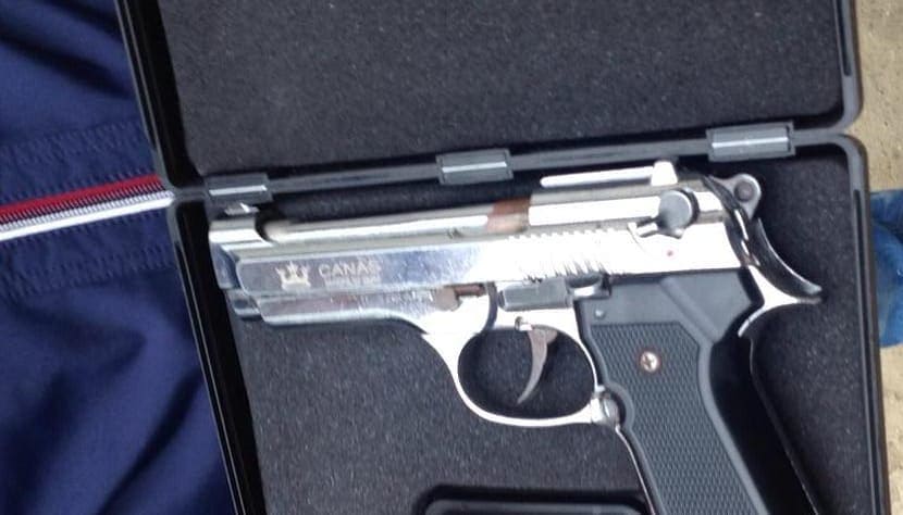 Dhunoi të atin e kërcënoi me armë punonjësit e policisë, arrestohet 42-vjeçari