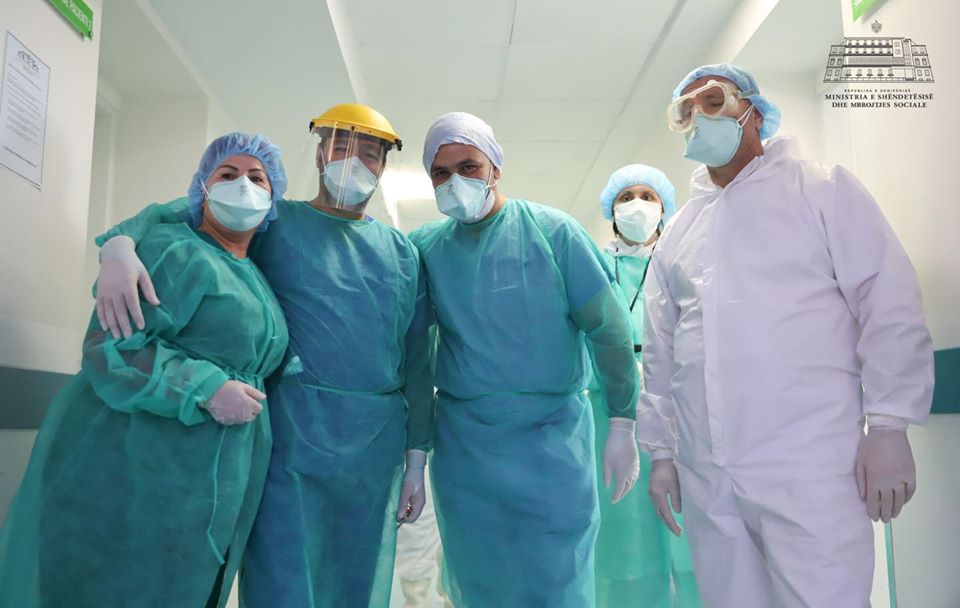 Shërohen edhe 2 mjekë në Tiranë të prekur nga COVID-19