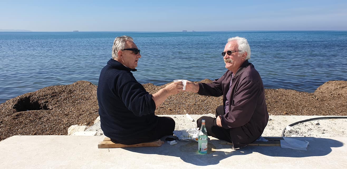 FOTOLAJM/ Pensionistët e Durrësit e festojnë me dolli liridaljen