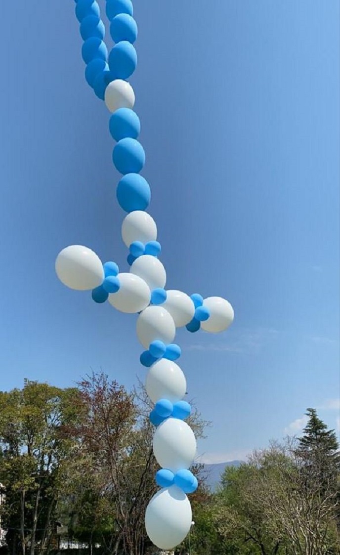 Kryemadhi uron Pashkët: Masat e distancimit fizik prej pandemisë s’duhet të na ndajnë shpirtërisht