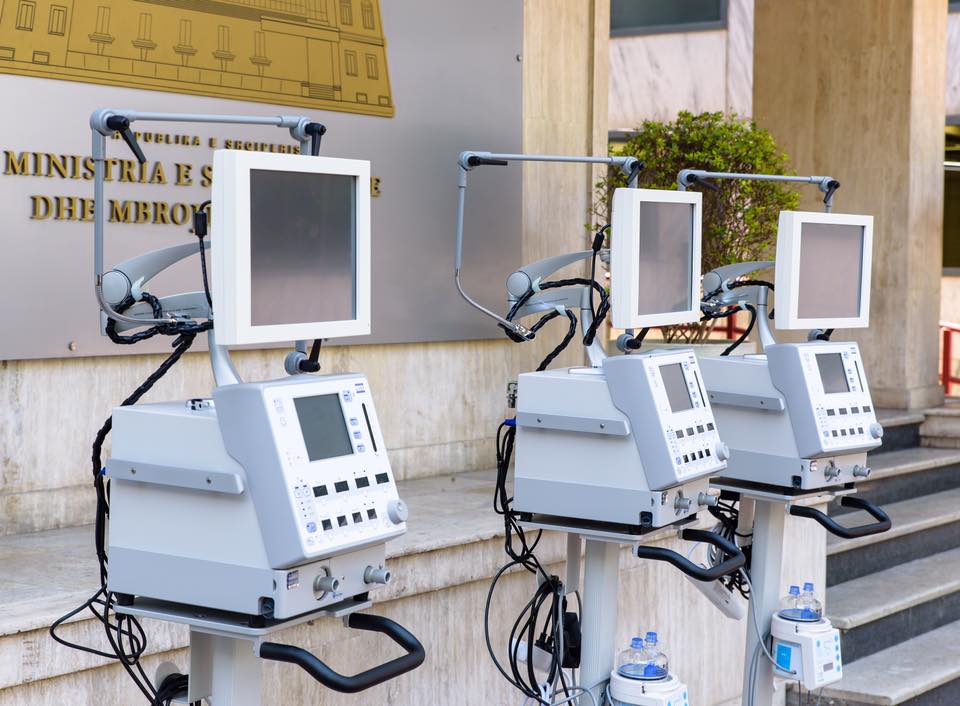 COVID-19/ Banka Amerikane e Investimeve dhuron respiratorë për Ministrinë e Shëndetësisë