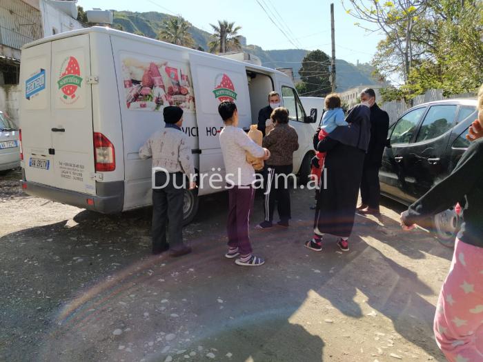 Vazhdon nisma e biznesmenëve durrsakë, shpërndahen 300 bukë në ditë për nevojtarët (VIDEO+FOTO)