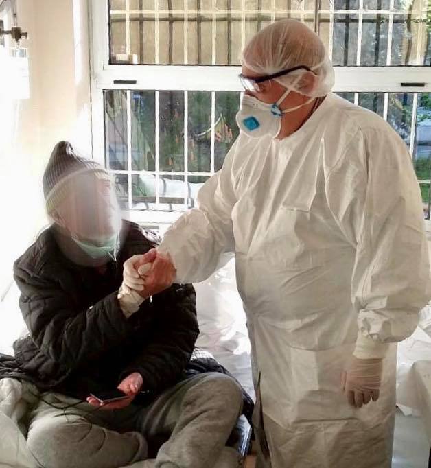 “Ka kaluar shumë epidemi”, Manastirliu mesazh mirënjohje mjekut Tritan Kalo: Ka respektin e pacientëve dhe tonin