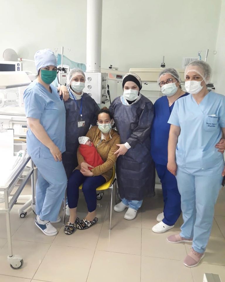 Lindi para kohe dhe me peshë vetëm 900 gr, bebja nga Durrësi lë spitalin në shëndet të plotë (FOTO)