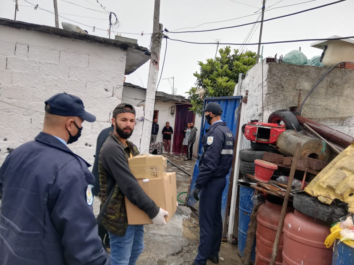 150 pako me ushqime dhe detergjentë për komunitetin rom në Durrës (FOTO)