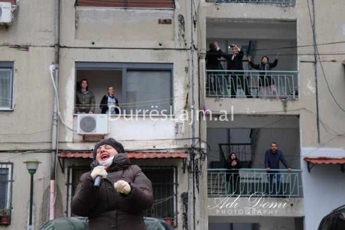 “Këngë dhe humor poshtë ballkonit tuaj!” Surpriza e bukur që patën banorët e lagjes nr.16 në Durrës (FOTO & VIDEO)