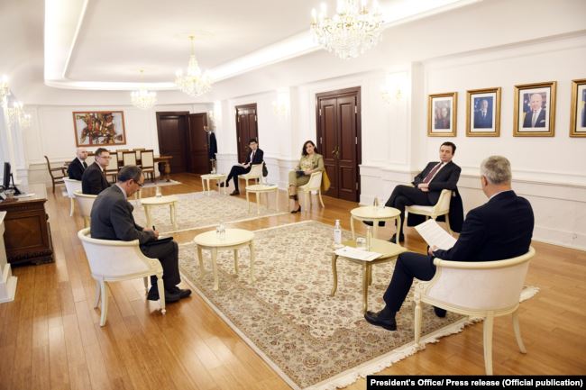 Hapen dyert drejt një krize tjetër politike në Kosovë, ç’do ndodhë pas kërkesës që Thaçi i bëri Albin Kurtit