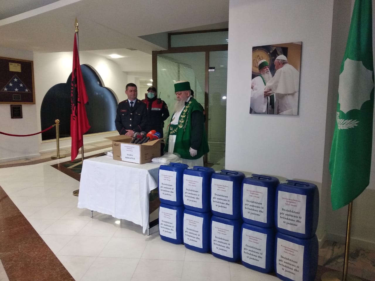 Kryegjyshata Botërore e Bektashinjve dhuron maska dhe dezinfektantë për Policinë e Tiranës