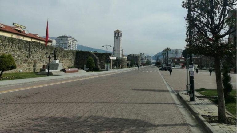 Shoferi i infektuar i fasonerisë në Elbasan ka transportuar 200 punonjës