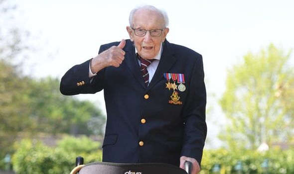 Veterani i luftës mbledh 8 milionë paund në ndihmë të mjekëve dhe infermierëve