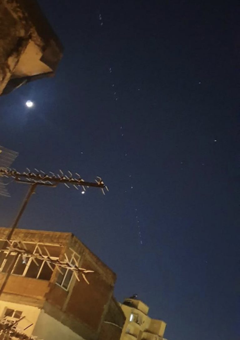 Fenomeni i çuditshëm në qiell, drita të njëpasnjëshme që lëviznin me shpejtësi (FOTO)