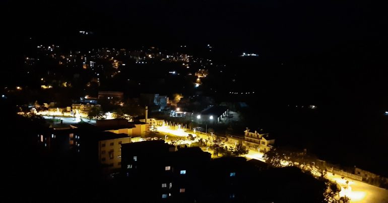 RENEA mësyn në Skrapar, i sëmuri mendor qëllon me armë, sulmon dhe policinë