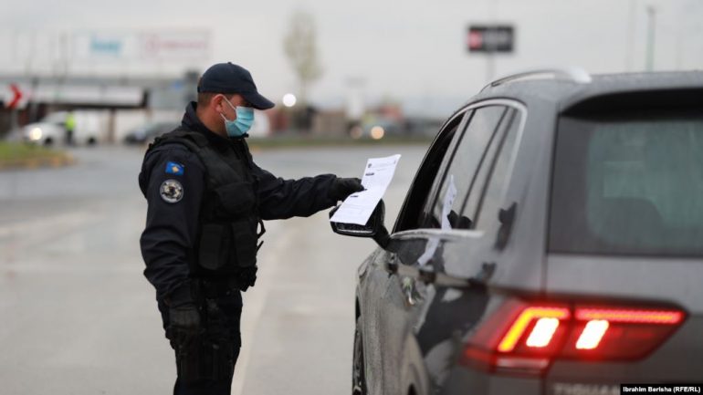 COVID-19/ Nuk zbatuan oraret e lëvizjes, policia ndalon 31 persona në Kosovë