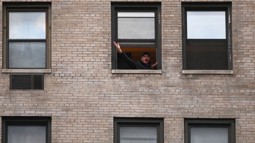 Nga ballkonet dhe dritaret e Nju Jorkut këndohet në nder të bluzave të bardha (VIDEO)