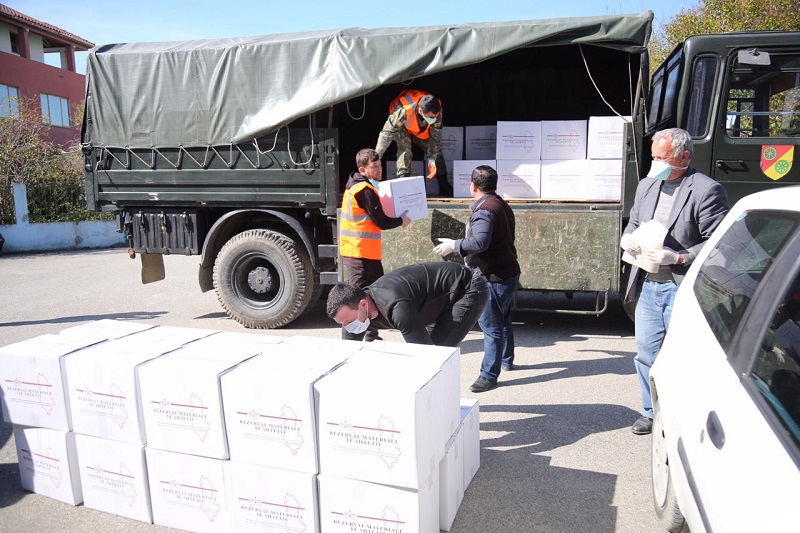 3100 familje përfitojnë pako me ndihma në Bashkinë e Durrësit