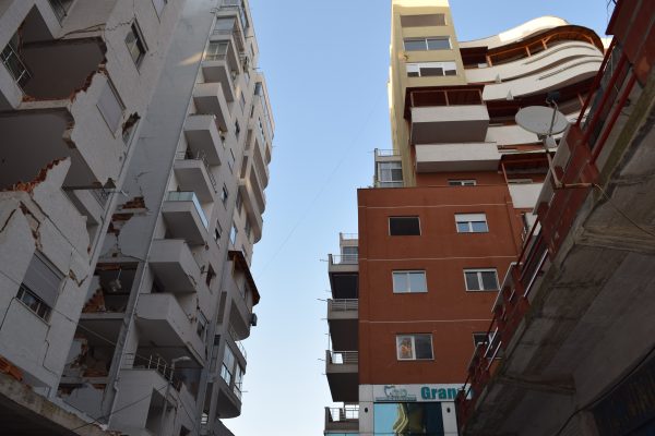 Kullat e përkulura të Durrësit: Banorët përballen me ndërtuesit për cilësinë e punimeve