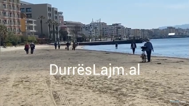 Pas thuajse një muaji mbyllur, pensionistët e Durrësit iu gëzuan detit dhe plazhit (VIDEO)