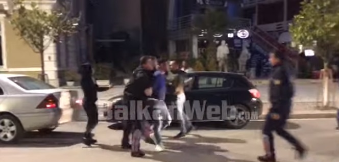 Detajet e sherrit në Fier/ Polici grushte gazetarit, dyshimi se dilte me të dashurën e tij