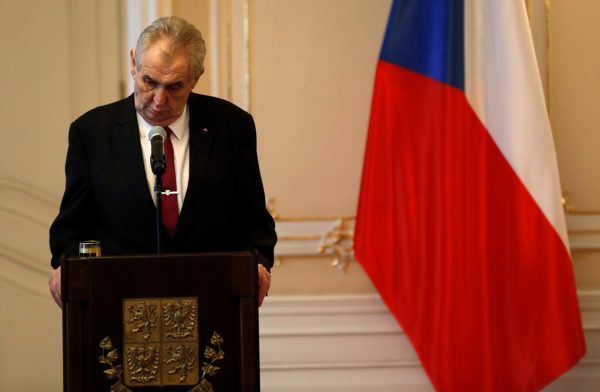 COVID-19/ Presidenti Zeman: Çekia mund të mbyllë kufijtë për 1 vit