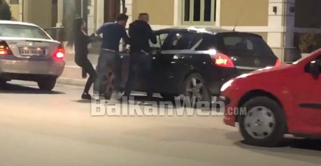 Sherri me grushte në mes të Fierit, arrestohet polici dhe shoku i tij