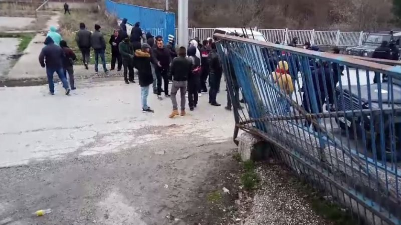 Tensionohet situata në kufi, emigrantët nuk lejojnë kamionët të kalojnë