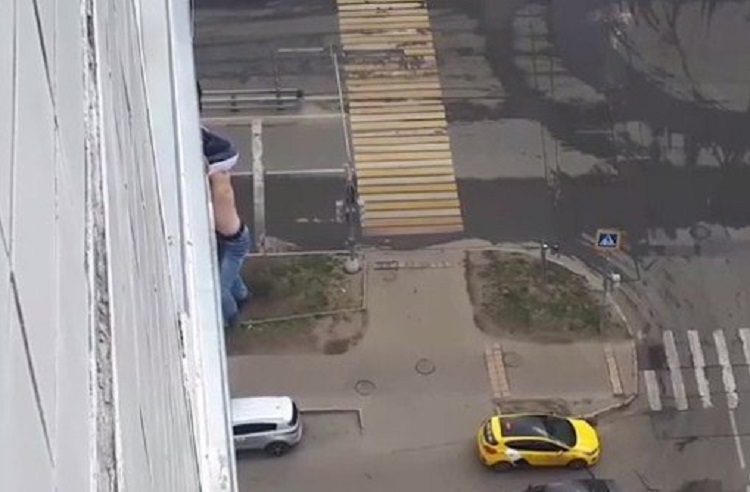 Po bënte selfie, mbetet i varur në katin e 15-të të pallatit derisa e shpëtojnë… (FOTO)