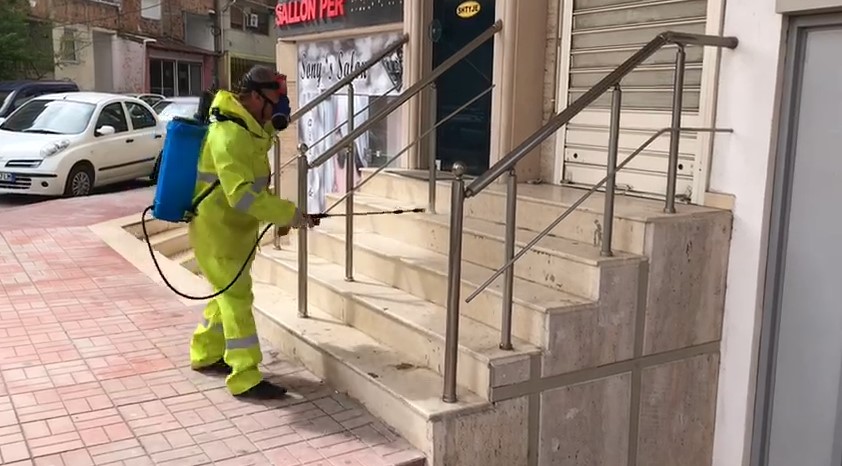 Rezulton pozitiv me Covid një çift, dezinfektohet pallati dhe lagjia në Fier