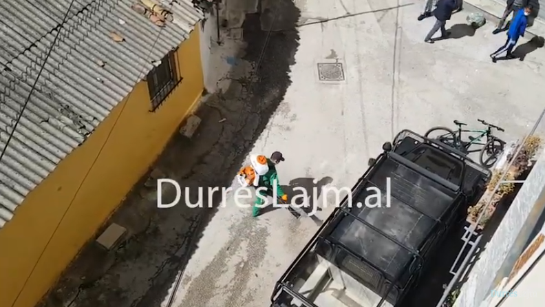 Ja si u dezinfektuan sot rrugët e rrugicat e lagjes nr.3 në Durrës, por a është mjaftueshëm?! (VIDEO)