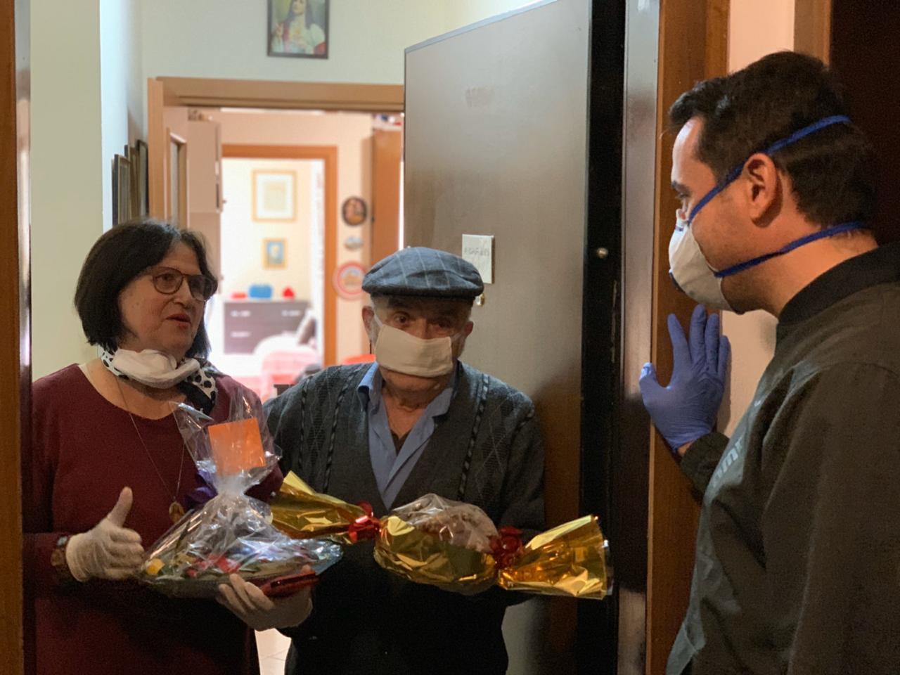 Pashkë në kohën e pandemisë, Bashkia e Tiranës shpërndan ndihma për disa familje të krishtera