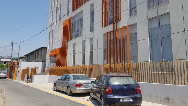 12 të prekur nga COVID-19 në Elbasan. E infektuar dhe gruaja e pronarit të restorantit pranë Gjykatës- vatra e epidemisë