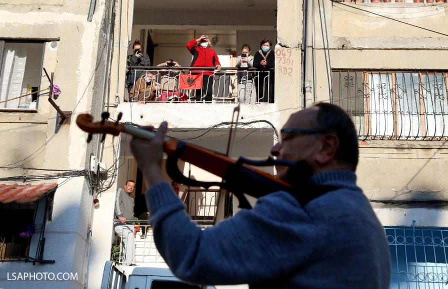 Koncerti i radhës mbahet te lagjja nr.18! Këngë dhe humor poshtë ballkonit të durrsakëve! (VIDEO+FOTO)
