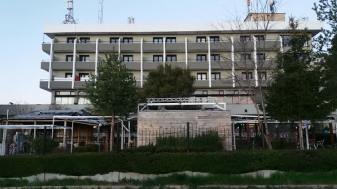 Lejohen të futen në Shqipëri 27 shqiptarët e bllokuar në kufi, karantinim 14-ditor në një hotel në Korçë