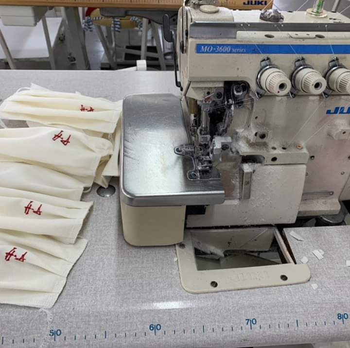 Durrës, fasoneria përgatit 3000 maska falas për spitalin, policinë, bashkinë dhe biznese private