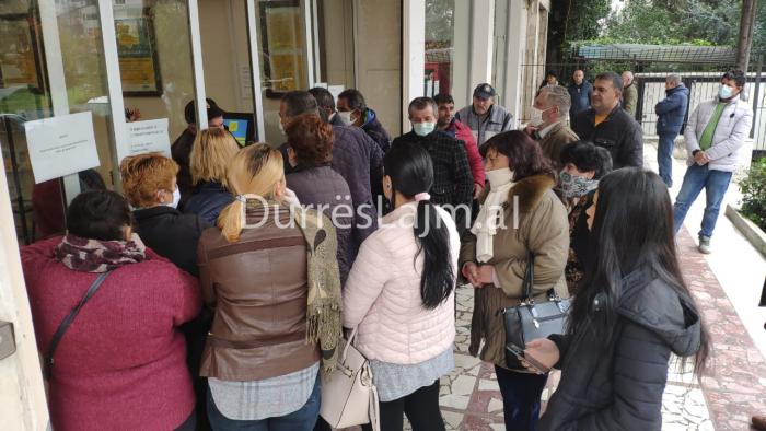 Qytetarët në Durrës grumbullohen te dera e postës, nuk respektojnë masat kundër COVID-19 (VIDEO)