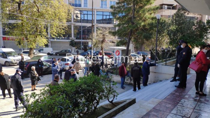 COVID-19/ Shtohen forcat policore te posta në Durrës (FOTO)