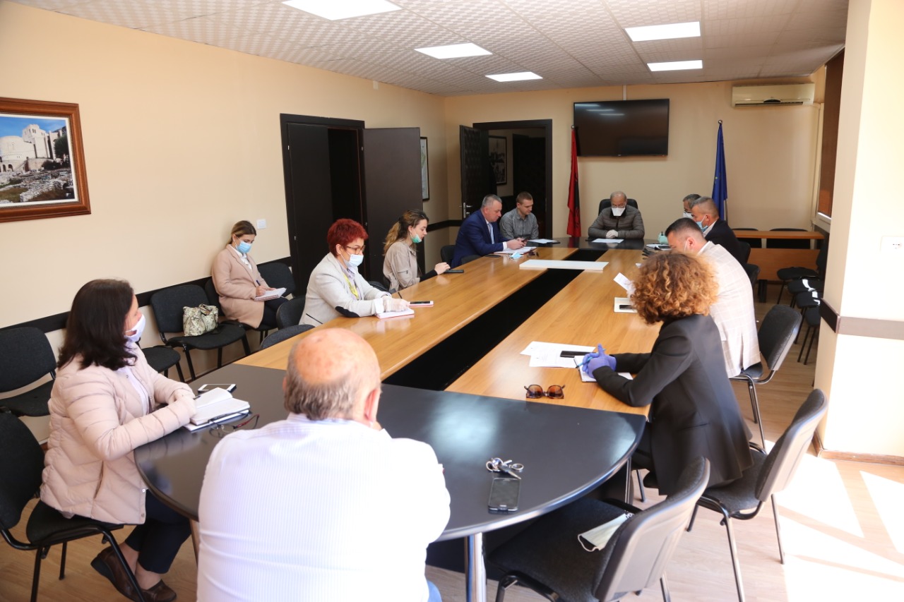 COVID-19/ Mblidhet Shtabi Koordinues i Qarkut, diskutohen problematikat në terren
