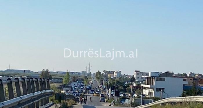 Pamje nga vendi i ngjarjes ku u gjetën të vdekur dy vëllezërit në Durrës (EMRAT)