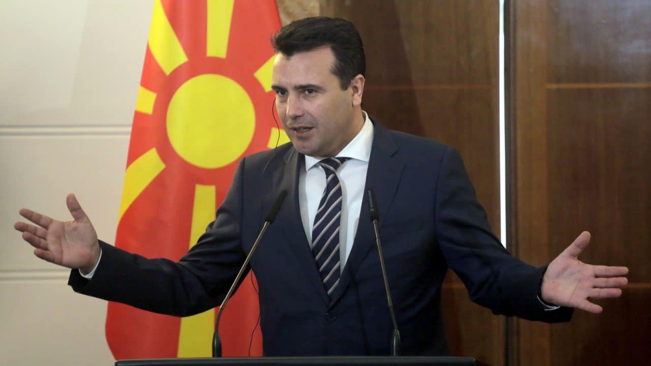 Takuan gazetaren e infektuar me koronavirus, Zaev dhe Mickoski rezultojnë negativë