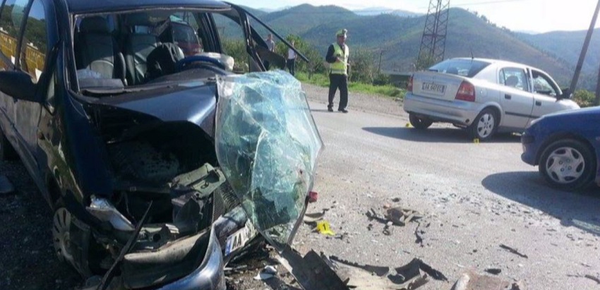 Aksident i trefishtë, plagoset një nga drejtuesit dhe një pasagjere
