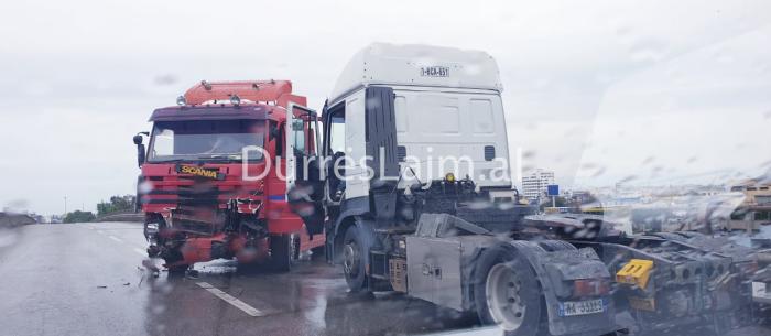 Dy trajlera përplasen kokë më kokë tek Ura e Dajlanit (FOTO)