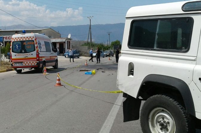 Durrës, 36-vjeçari ishte nisur drejt spitalit, por u përplas në rrugë me ambulancën. Plagoset një 44-vjeçare