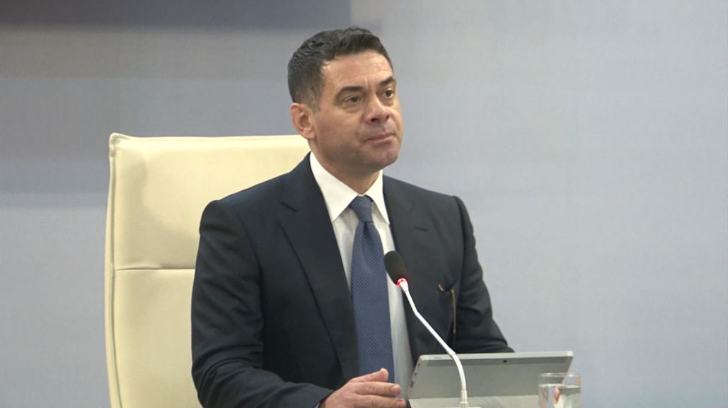 Ministri Ahmetaj iu jep zgjidhje atyre që u ka skaduar mjeti i identifikimit