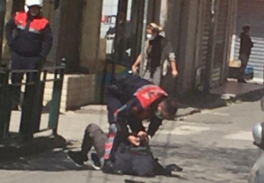 Momenti kur efektivi i Shqiponjave plagos të kërkuarin për vrasje, i shtrirë me armën në tokë