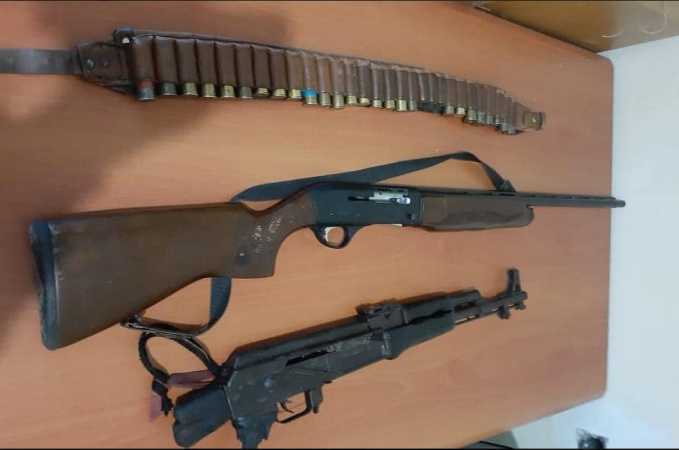 Me shotgun dhe kallashnikov në banesë, arrestohet 33- vjeçari