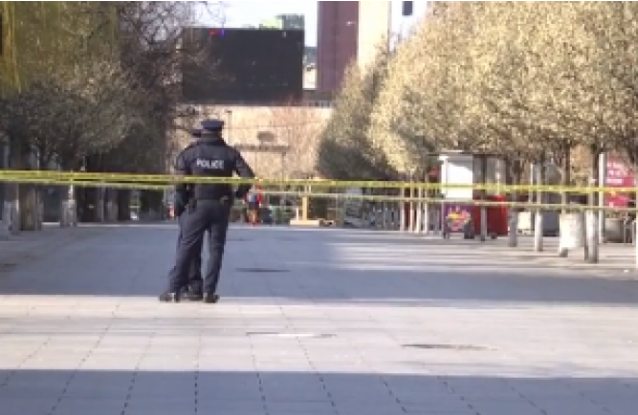 Grumbullimet masive? Prishtina gjen zgjidhjen, sheshet kryesore rrethohen me shirita policie