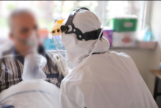 Mjeku Roland Xhaxho fiton betejën me COVID-19, Manastirliu: Së shpejti do të lërë Infektivin